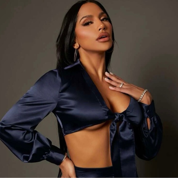 Crop top 🌸 Offers are welcome 😊 🌸 - Picture 2 of 3